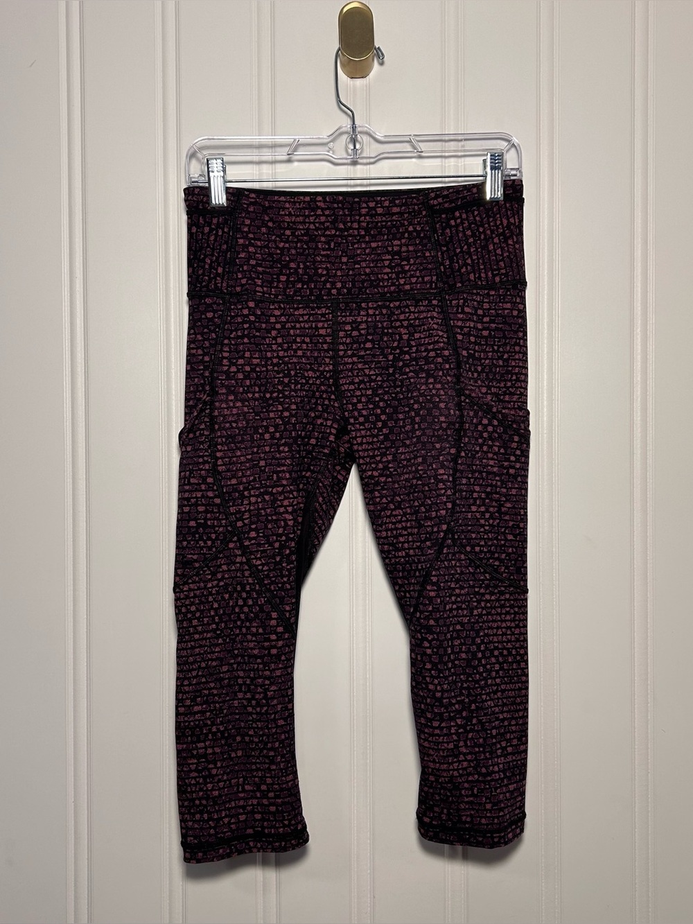 Lululemon Outrun 17" Crop Leggings in the Shatter Weave Dust Coral Plum / Black